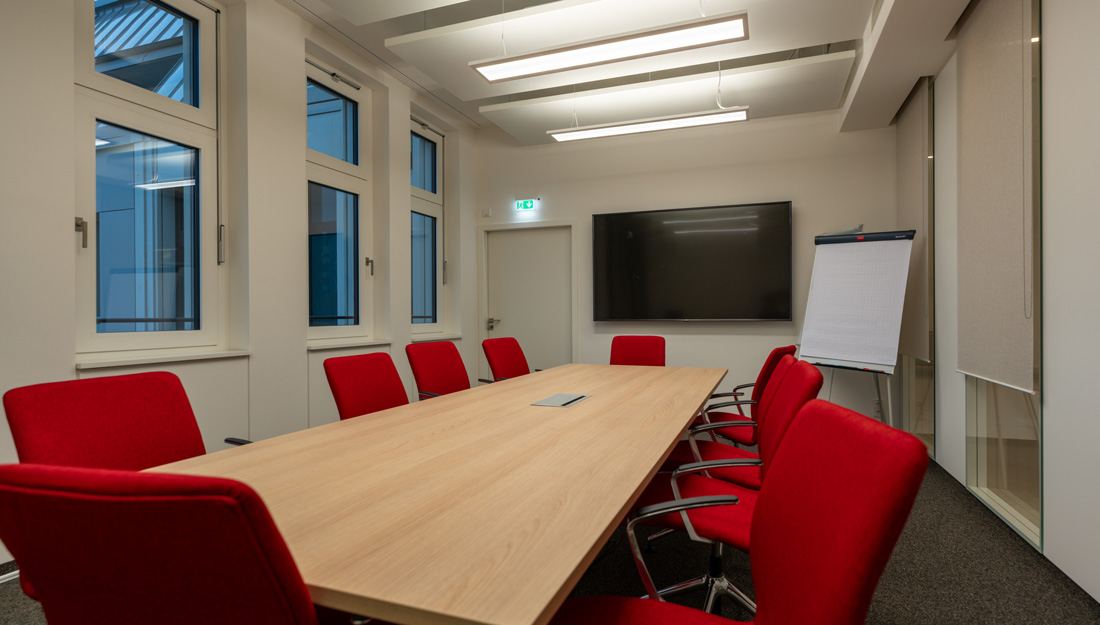 Beratungsraum-Bistum-Dresden-Meißen-rot