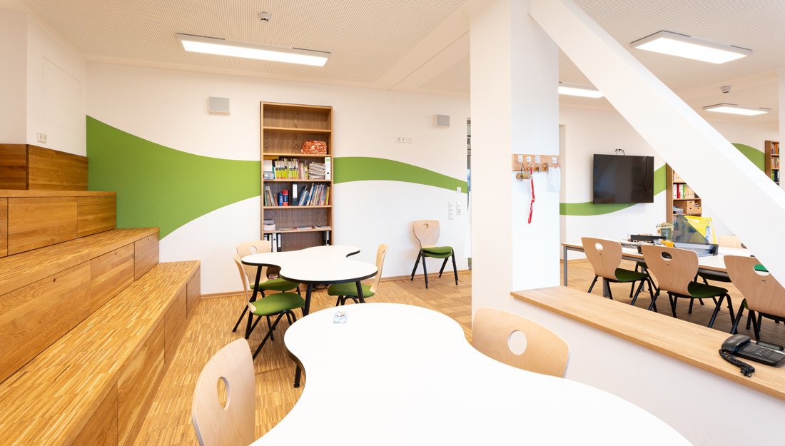 Lehrerzimmer-mit-Sitzpodest-Janus-Korczack-Schule-Dresden